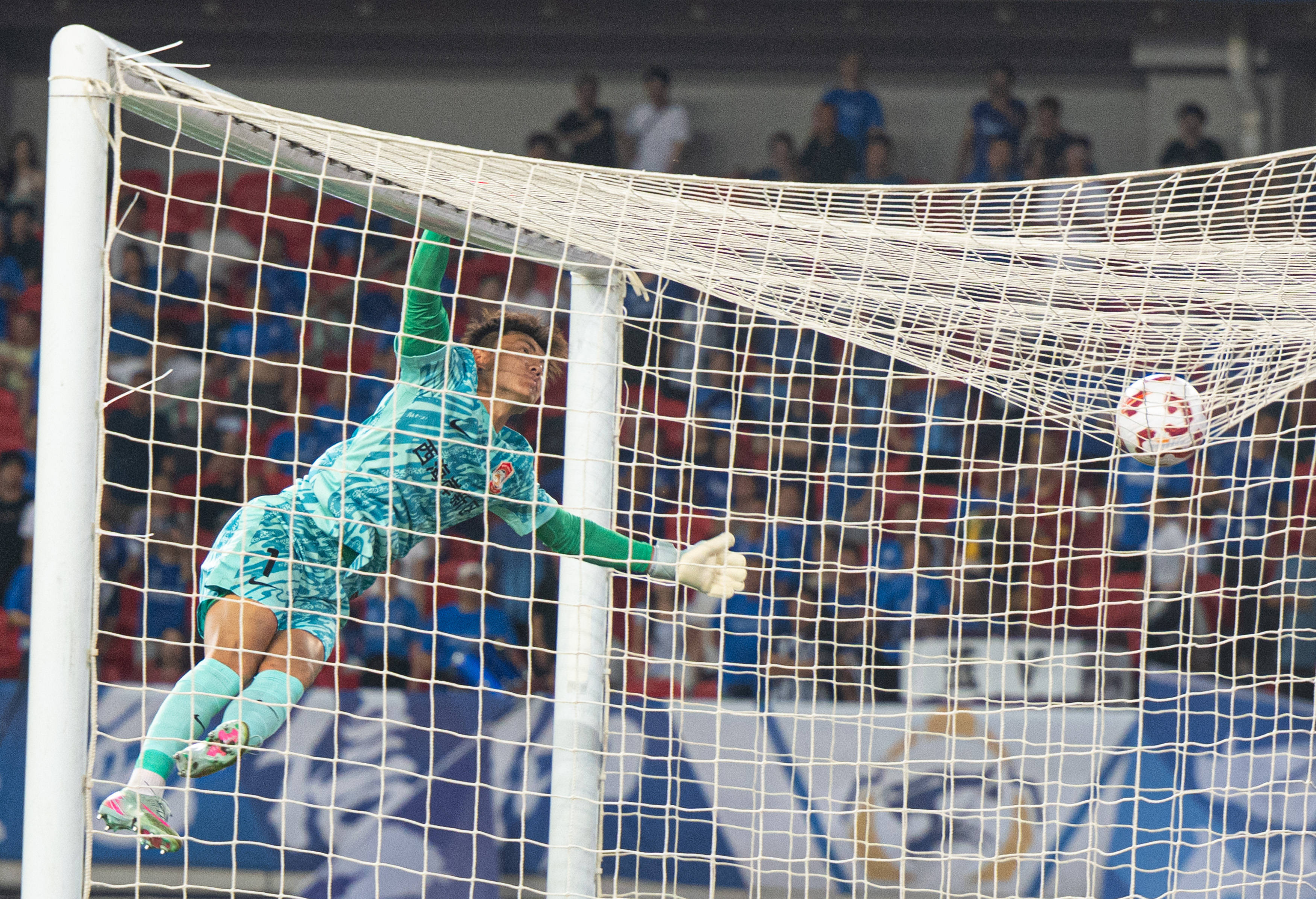 窗口期体能课后，武汉三镇调整名单备战中超，球迷炸锅，团队化学反应显著的简单介绍