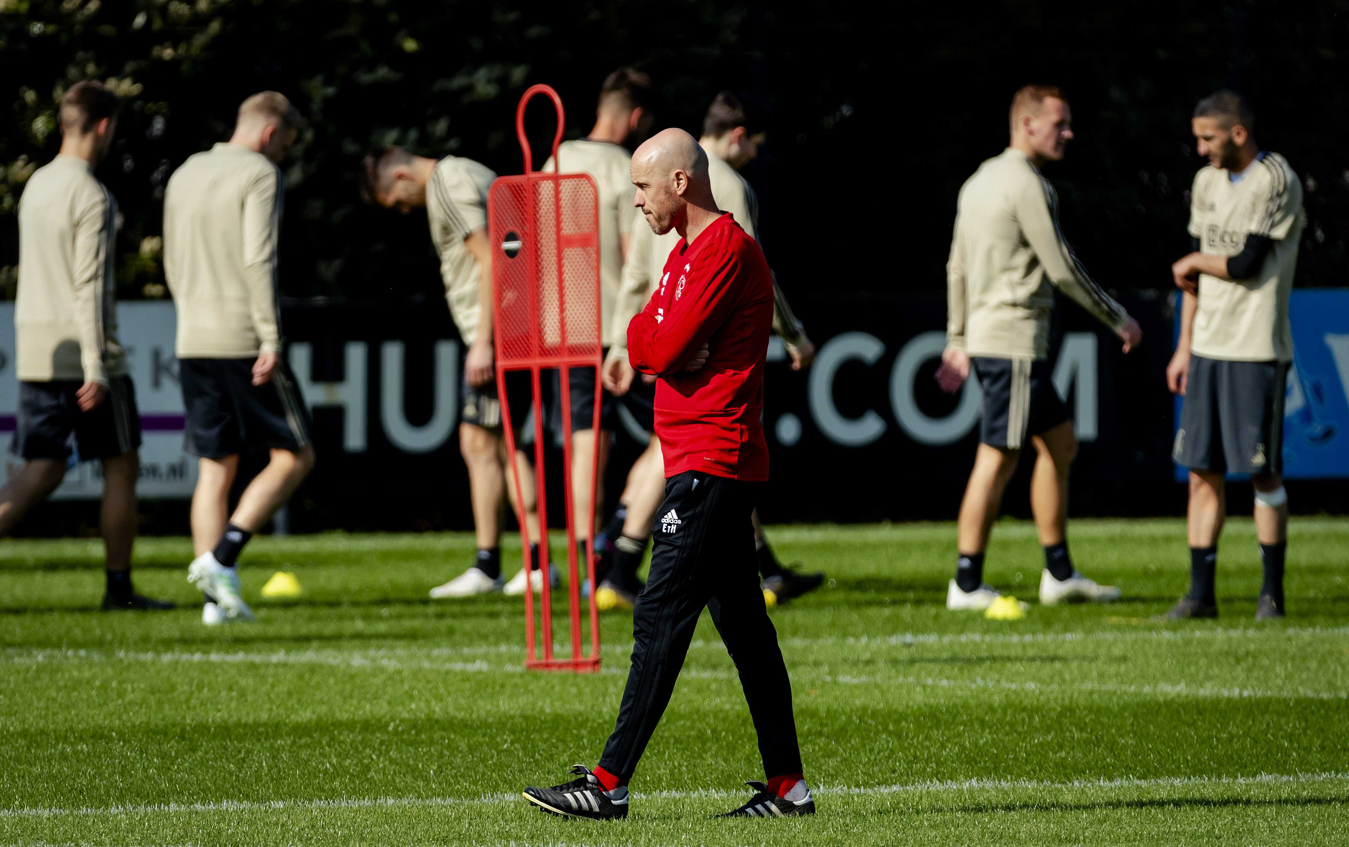 开云在线入口包含集结日体能课后，阿贾克斯造点机会备战欧冠，引发热议，更衣室氛围转暖的词条