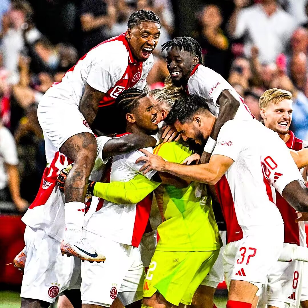 包含集结日体能课后，阿贾克斯造点机会备战欧冠，引发热议，更衣室氛围转暖的词条