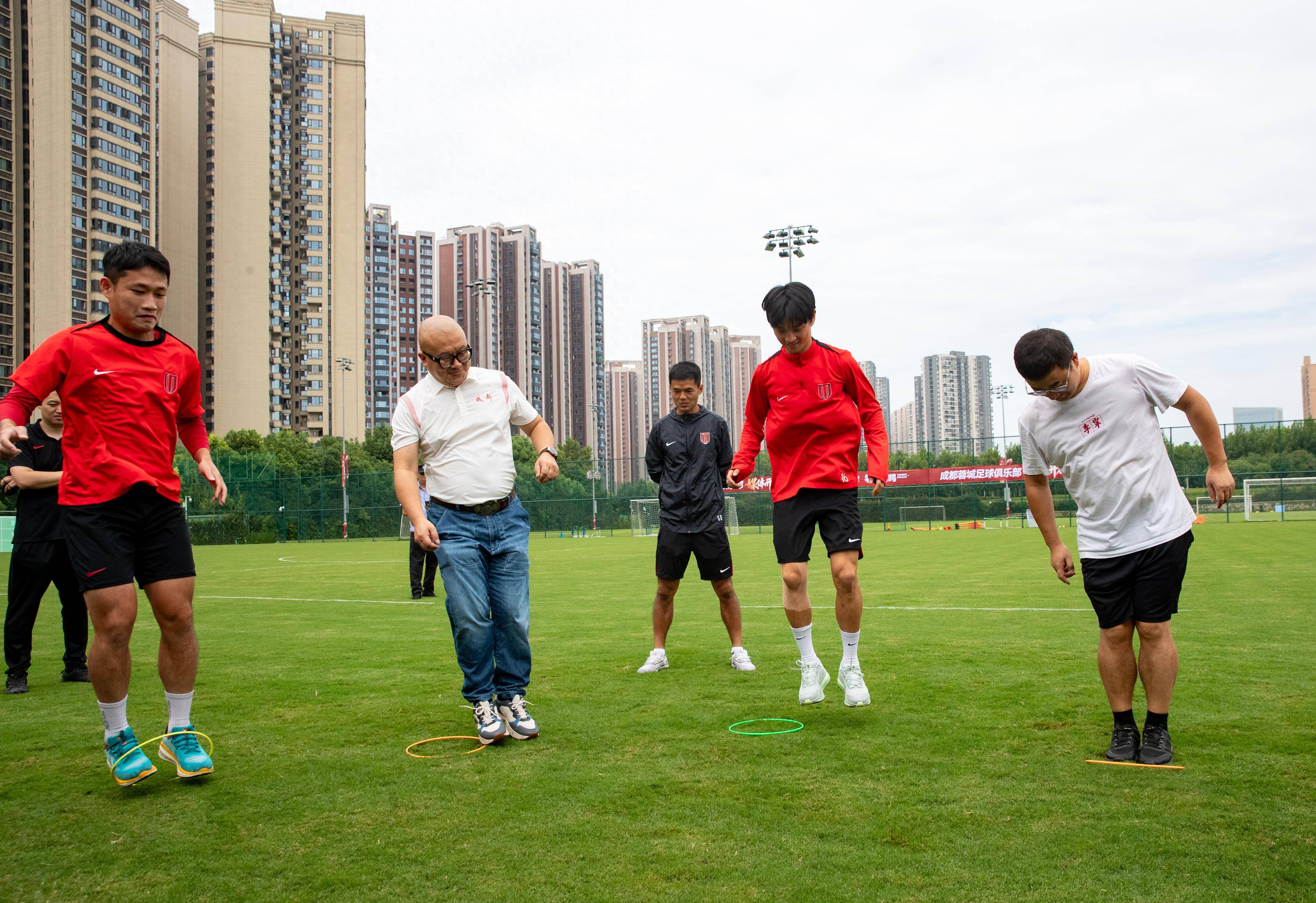 刚刚！电竞国家队怒砍32分欧篮联窗口期热度飙升，今晚成都蓉城再遭质疑——亚冠节点到来(成都蓉城比赛直播今晚最新消息)
