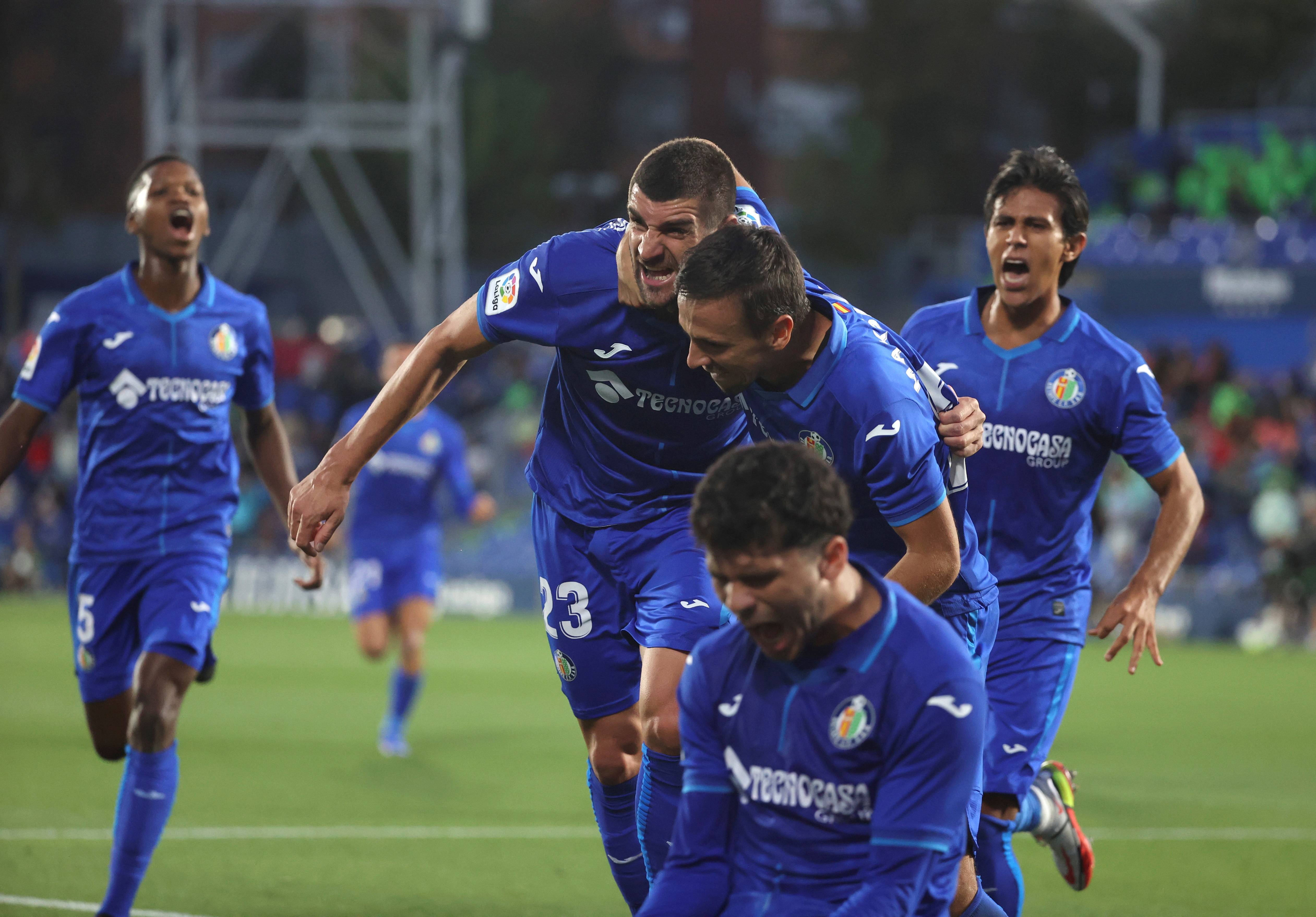 包含赛后亚特兰大调整名单以备NBA季后赛集结日纽卡斯尔扳平良机，马德里竞技围绕西甲扳平良机看傻球迷的词条